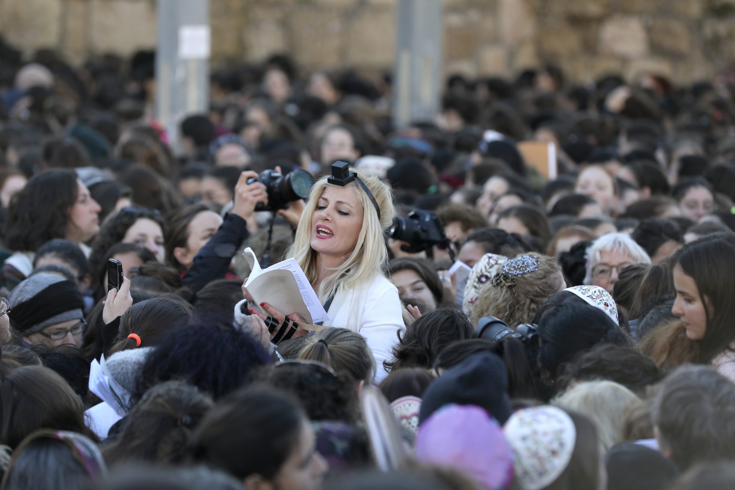 Neredi ispred Zida plača zbog molitvi žena 1