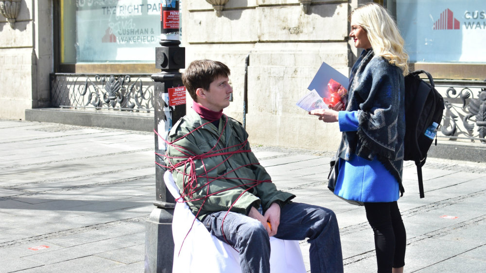 Umetničkim performansom prikazali svakodnevicu bubrežnih bolesnika (FOTO) 1