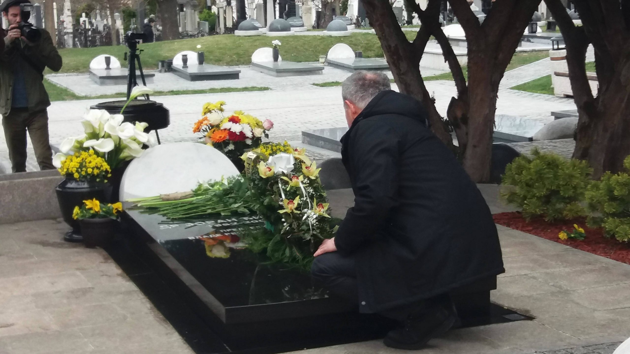 Funkcioneri DS i prijatelji položili venac i cveće na grob Đinđića 1