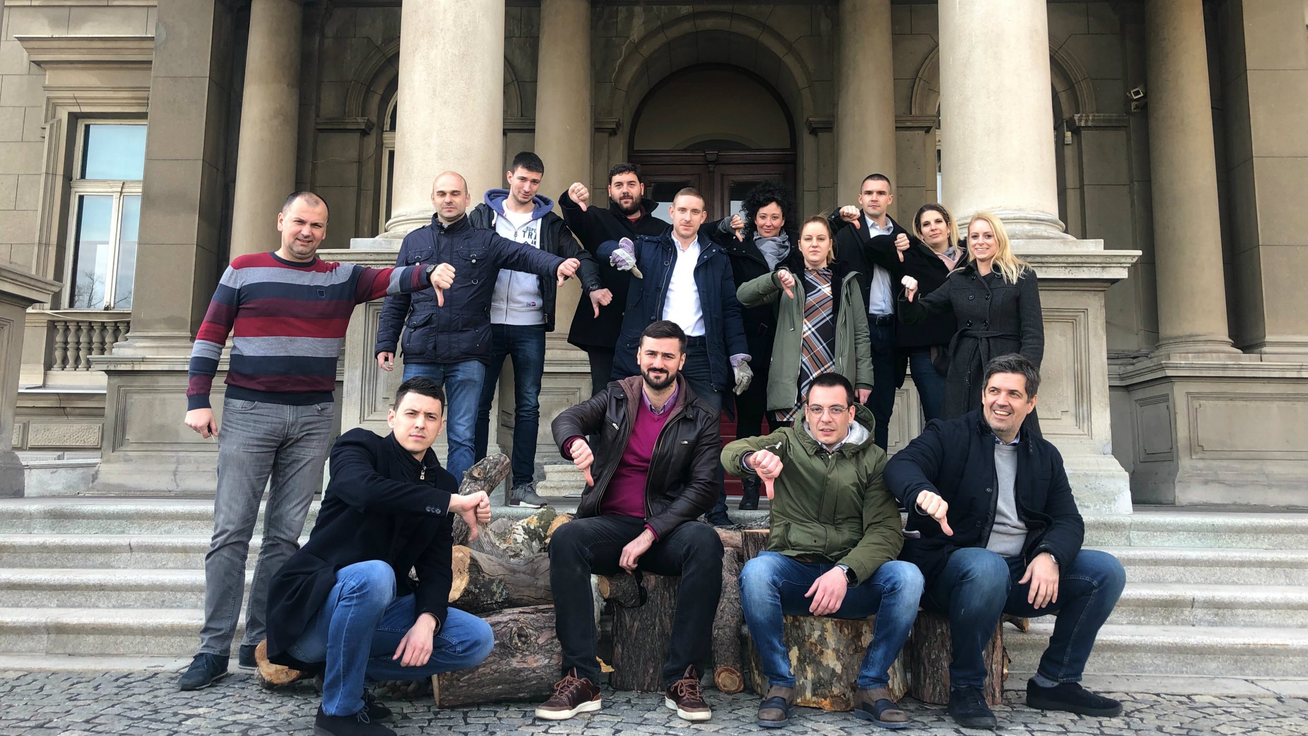 Posečena stabla s Kalemegdana odneta pred Skupštinu (FOTO) 1