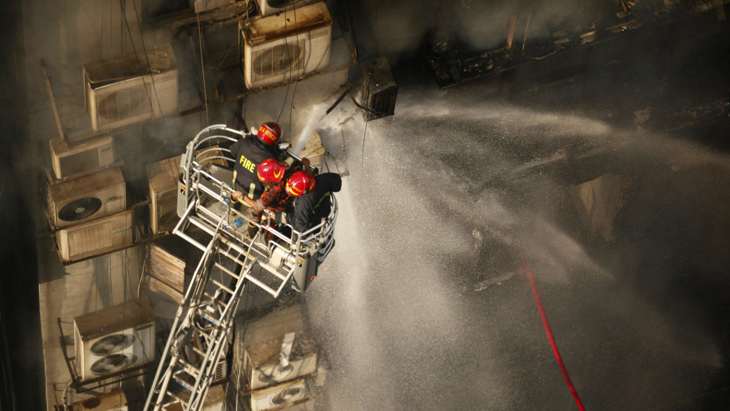Požar u Zagrebu gasilo 137 vatrogasaca 1