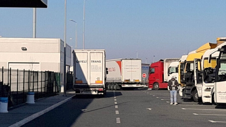 Kamioni na Batrovcima čekaju 12 sati na izlaz iz Srbije 1