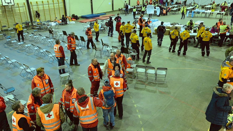 Kruzer pokrenuo motore i uputio se ka luci, evakuacija putnika helikopterom se nastavlja 1