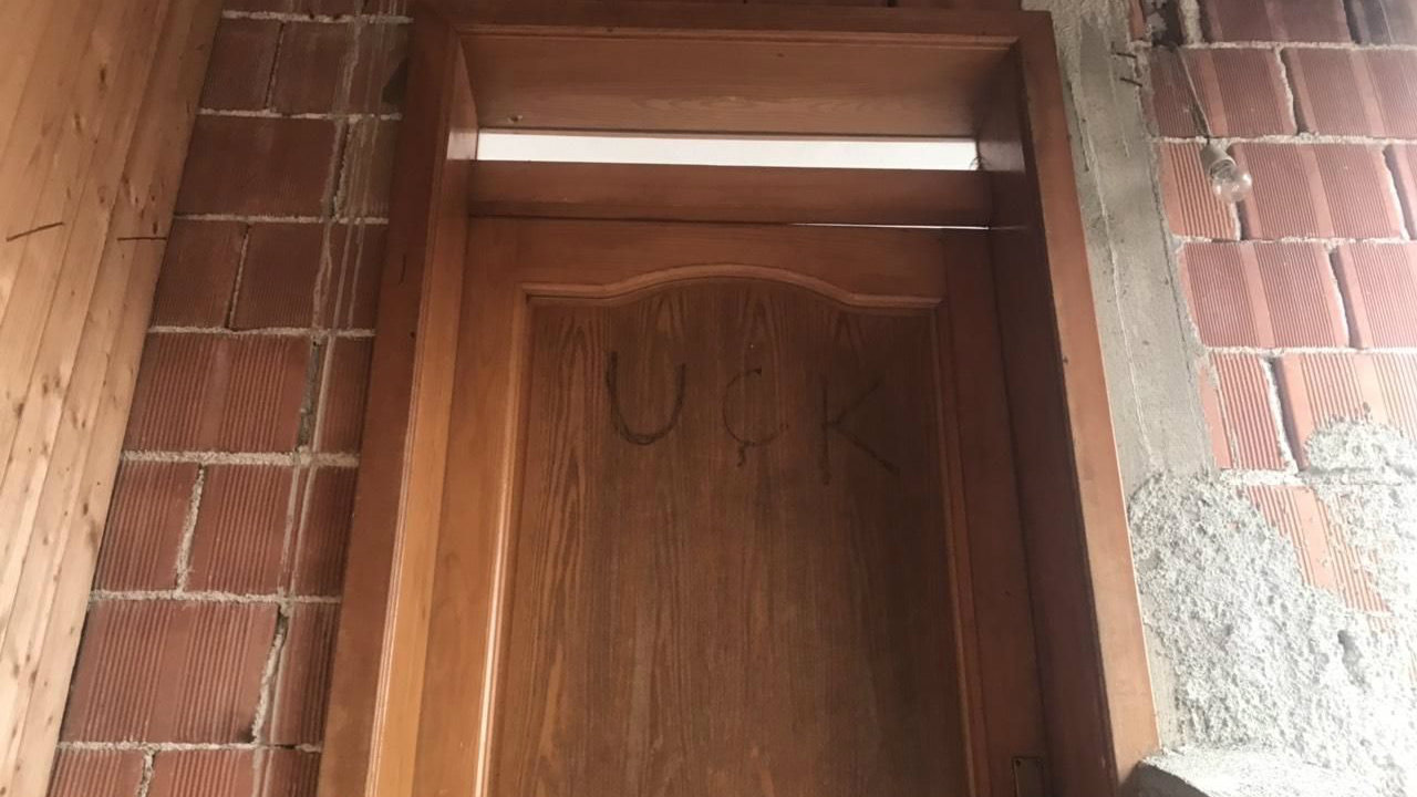 Grafit UČK ispisan na vratima kuće u Goraždevcu 1