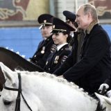 Putin jahao povodom 8. marta u pratnji policajki 3