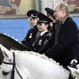 Putin jahao povodom 8. marta u pratnji policajki 9