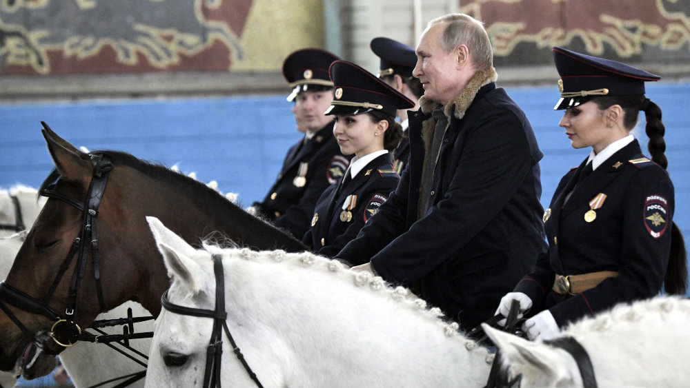 Putin jahao povodom 8. marta u pratnji policajki 1