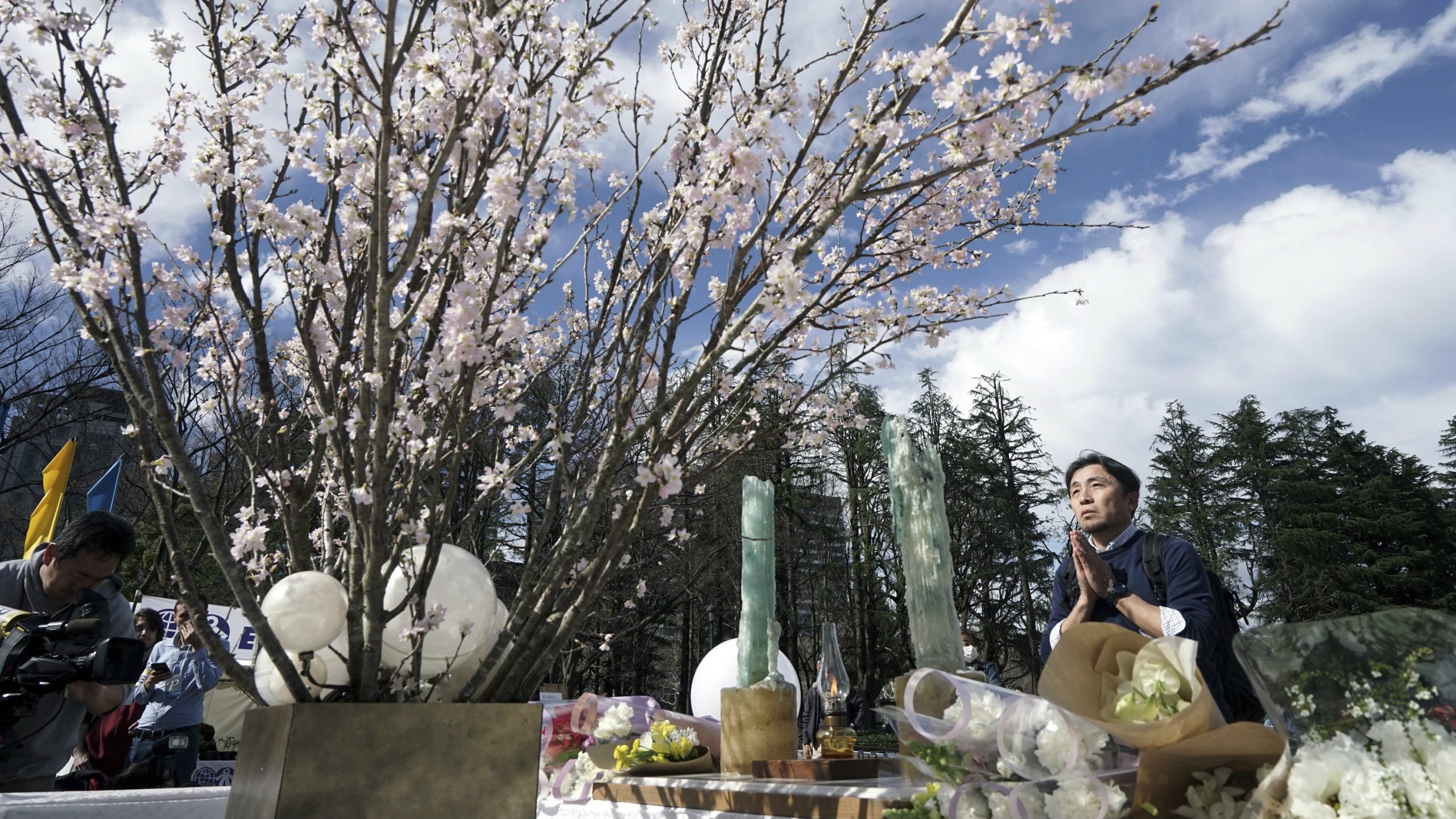 Japanci minutom ćutanja obeležili godišnjicu zemljotresa, cunamija i nuklearne havarije 1