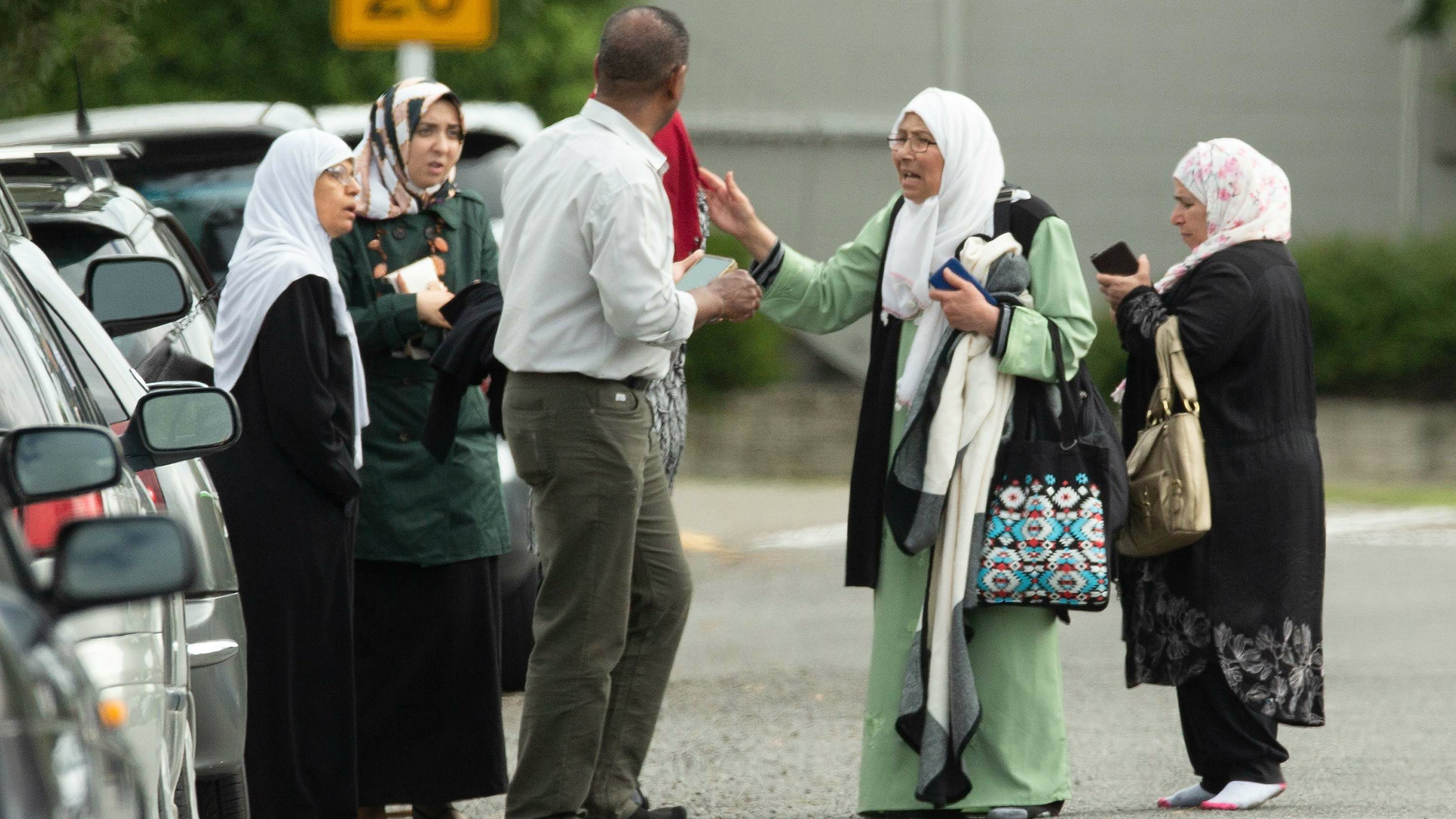 U pucnjavi u dve džamije na Novom Zelandu ubijeno 49 ljudi, ćirilica na oružju napadača (FOTO) 5