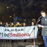 Organizatoru protesta u Zaječaru kazna od 10.000 dinara zbog nalepnica 5