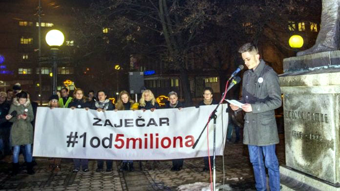 Organizatoru protesta u Zaječaru kazna od 10.000 dinara zbog nalepnica 1