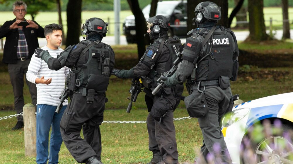 U pucnjavi u dve džamije na Novom Zelandu ubijeno 49 ljudi, ćirilica na oružju napadača (FOTO) 1