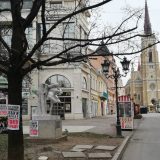 Plakati sa uvredljivim porukama učesnicima protesta u Novom Sadu 4