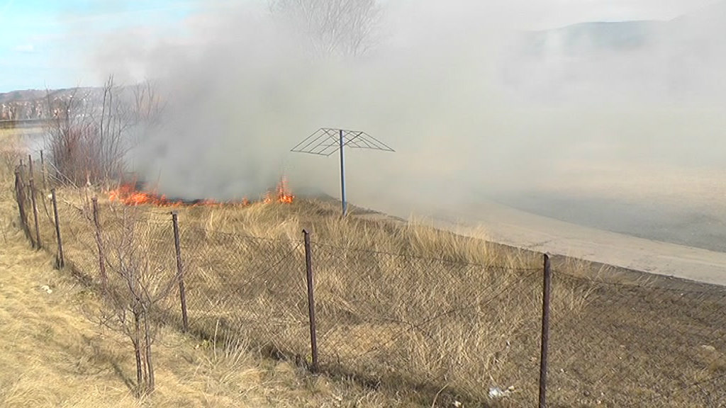 Ugašen požar kod pružnog prelaza "Božurato" u Pirotu 2 Ugašen požar kod pružnog prelaza "Božurato" u Pirotu 2