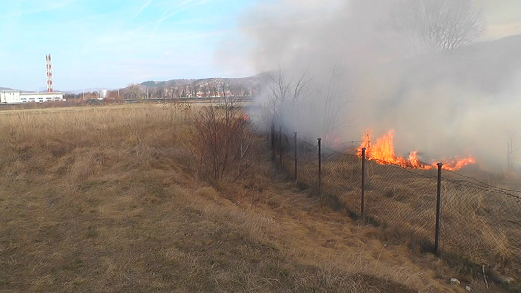 Ugašen požar kod pružnog prelaza "Božurato" u Pirotu 1