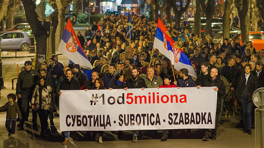 Gurajući se u prve redove, političari loše utiču na odziv građana 1