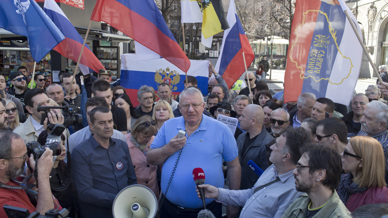 Poslanici SRS ostavili Vučiću knjigu o Srebrenici, prošetali centrom Beograda 1