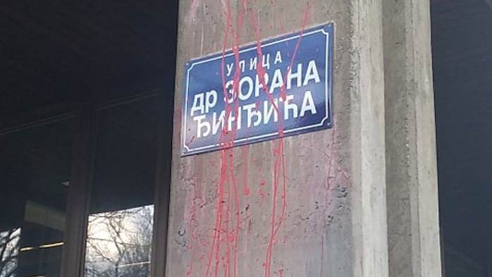 Tabla sa natpisom Ulice Zorana Đinđića u Novom Sadu opet polivena crvenom farbom 1