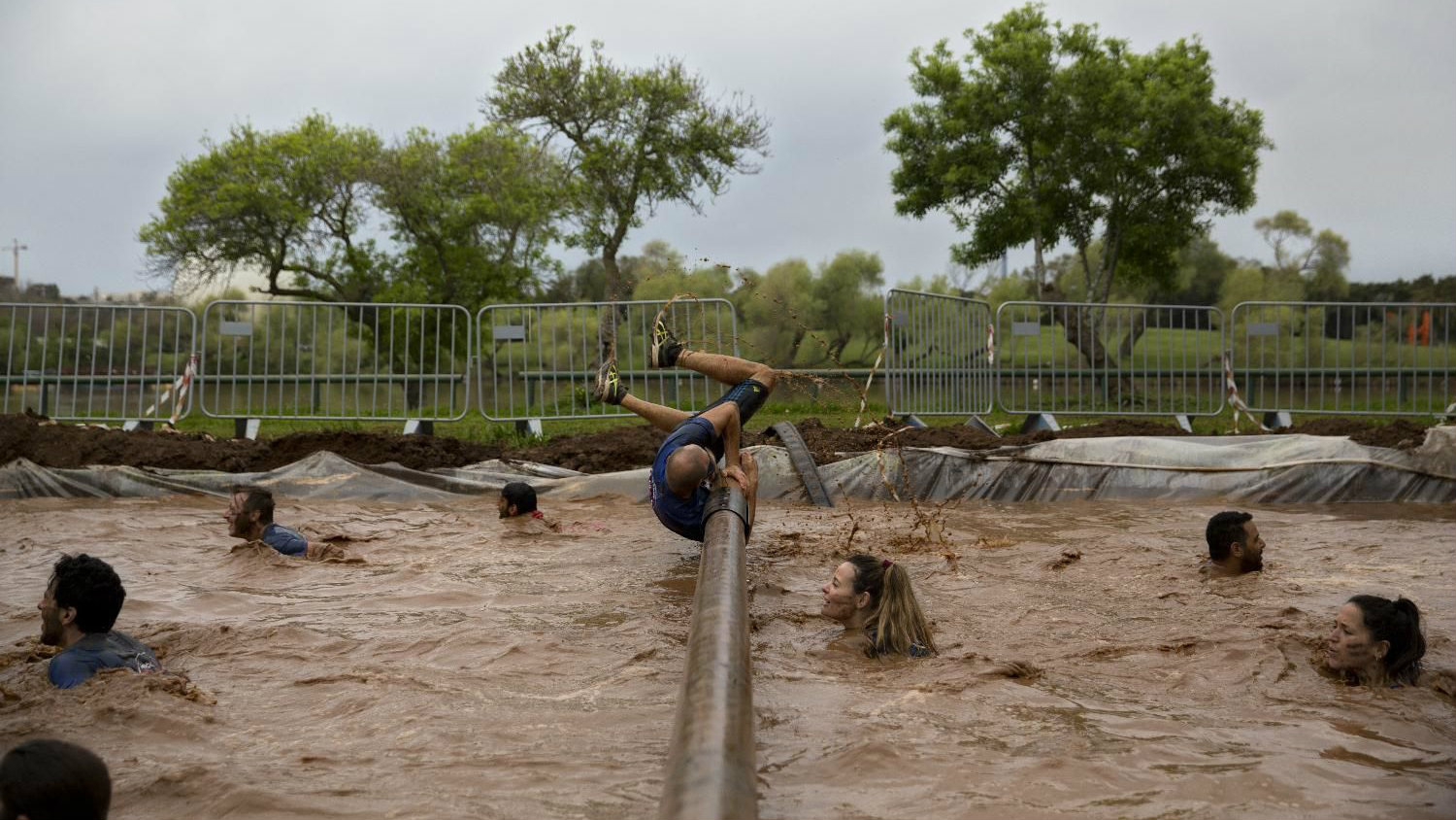 U trci kroz blato u Tel Avivu trčalo više od 6.000 ljudi (FOTO) 1
