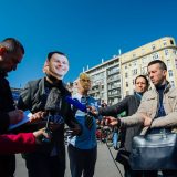 Protest biciklista: Performans ispred Skupštine grada sa maskama Vesića i Malog 4