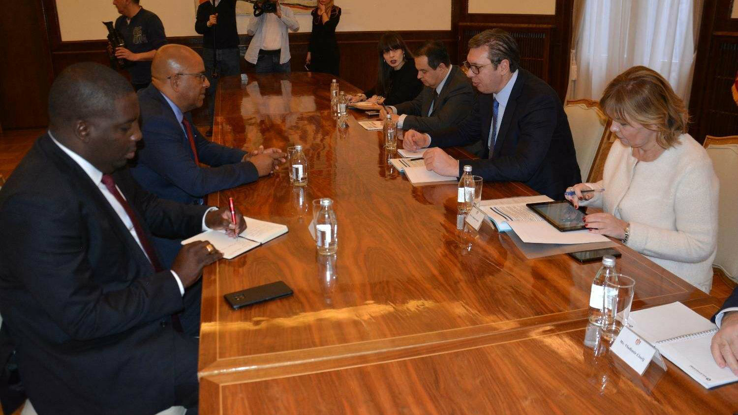 Vučić sa ministrom Grenade: Mogućnost za saradnju u poljoprivredi 1