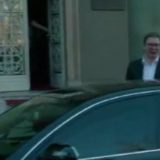 Insajder: Vučiću uzvikivali da je lažov i lopov dok je izlazio (VIDEO) 8