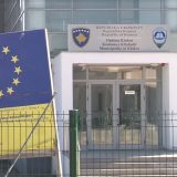 Na zgradi opštine Klokot tabla sa natpisom "Republika Kosovo" 12