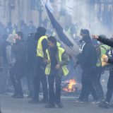 Požari i sukobi s policijom na protestu Žutih prsluka u Parizu 6