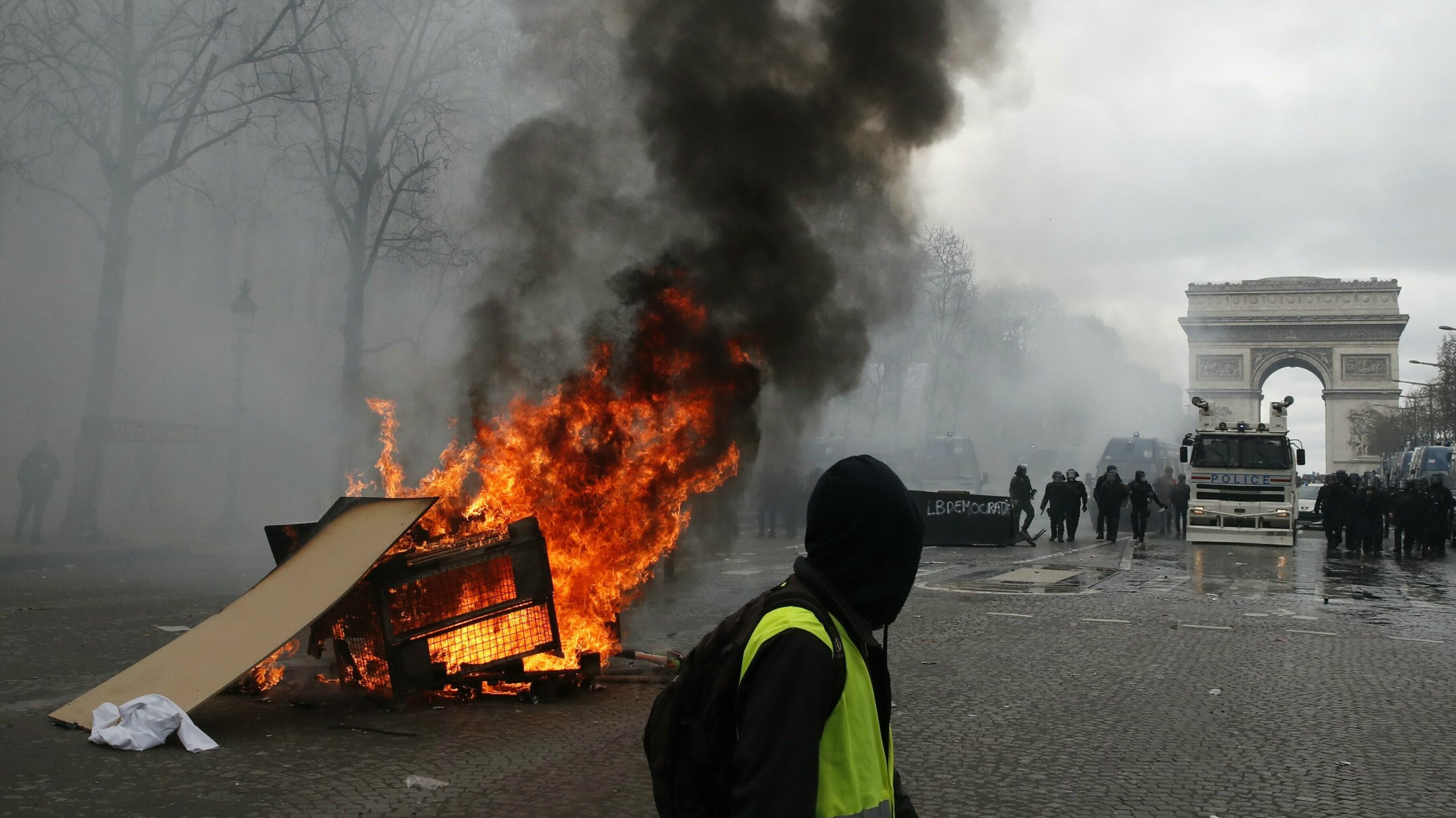 Francuska traži odgovore posle neuspeha policije da obuzda nerede u Parizu 1