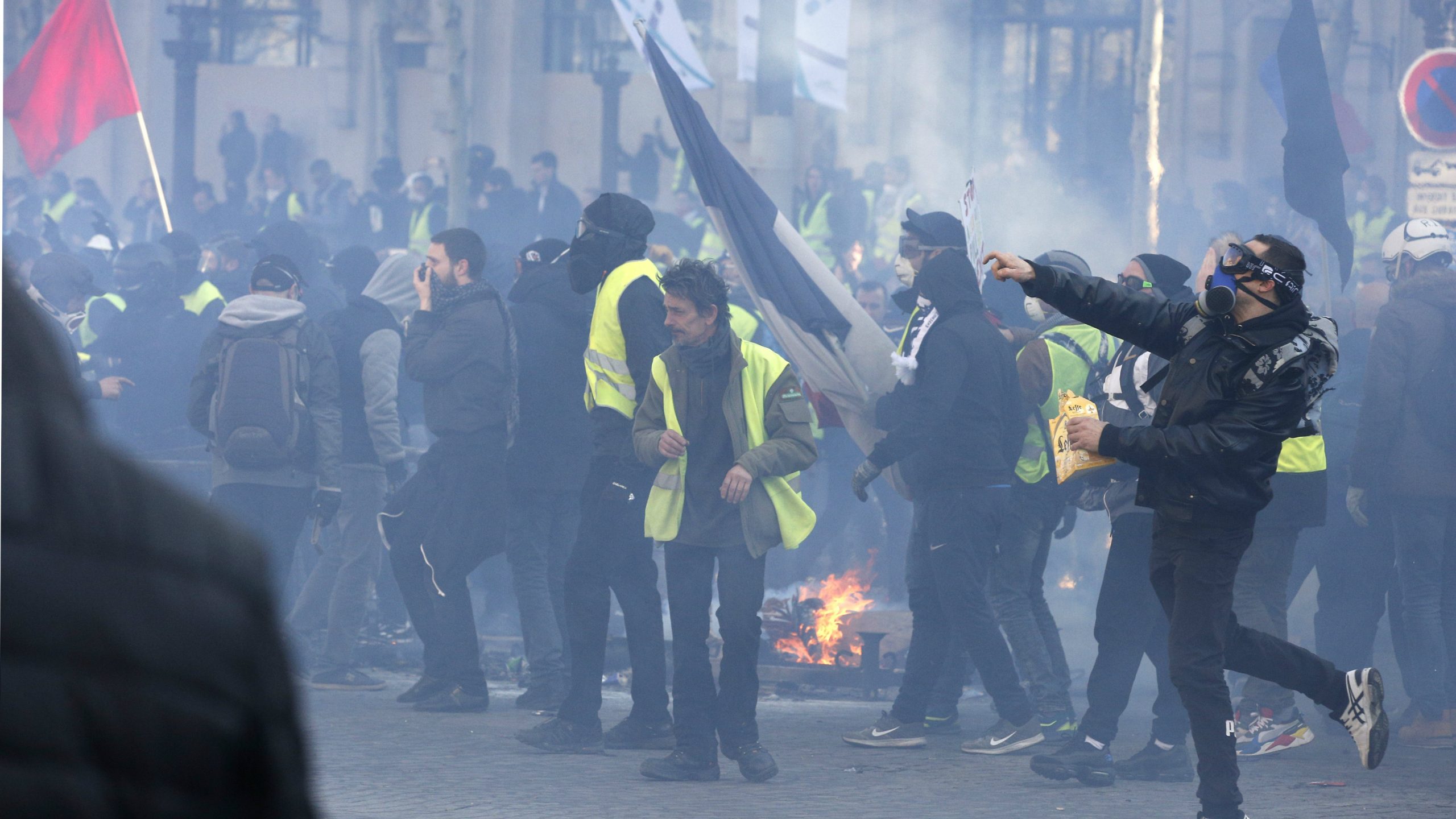 Požari i sukobi s policijom na protestu Žutih prsluka u Parizu 1