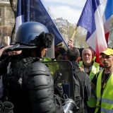 U Francuskoj protest pokreta Žuti prsluci - demonstranti pale, policija baca suzavac 15