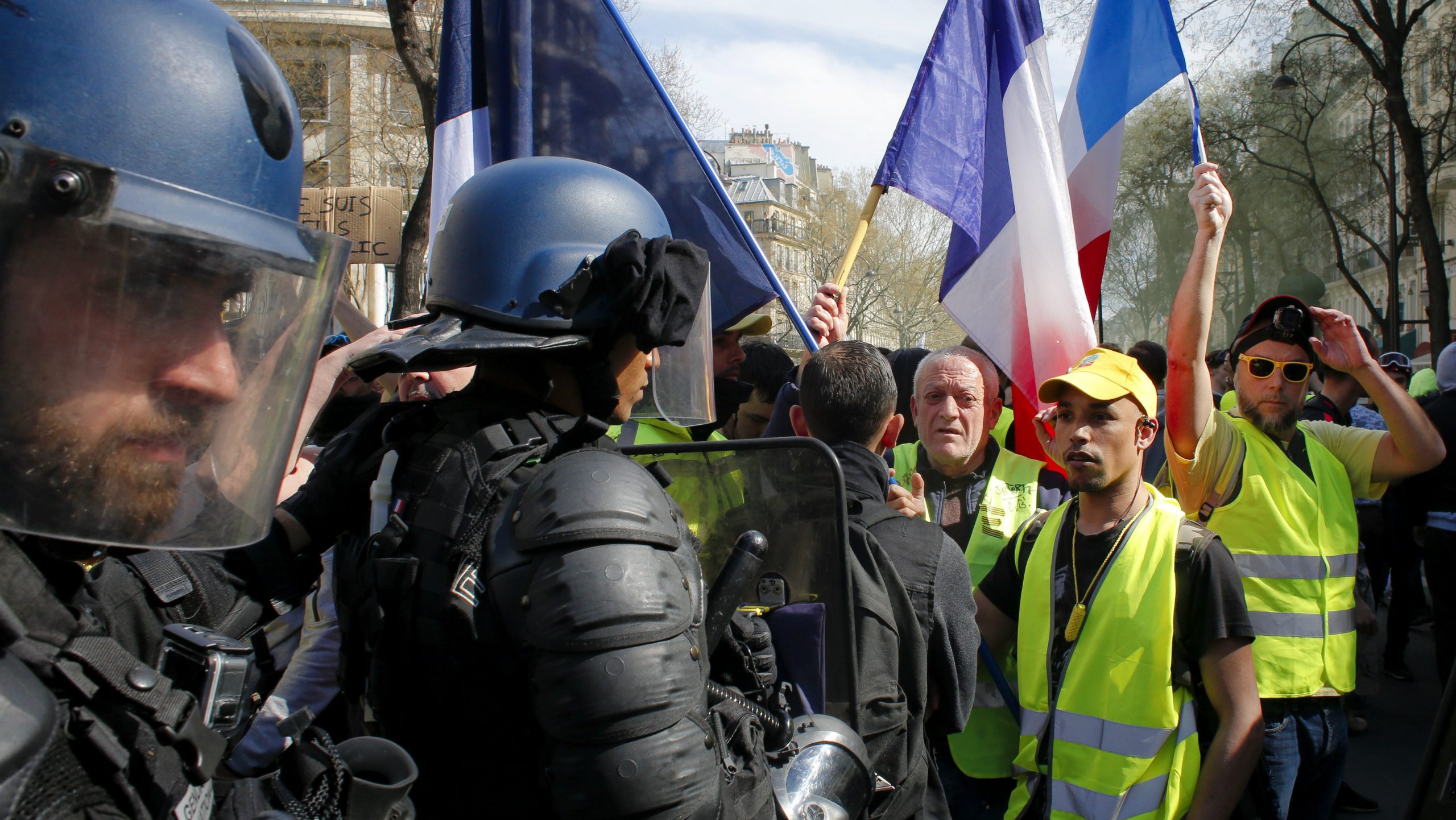 U Francuskoj protest pokreta Žuti prsluci - demonstranti pale, policija baca suzavac 1