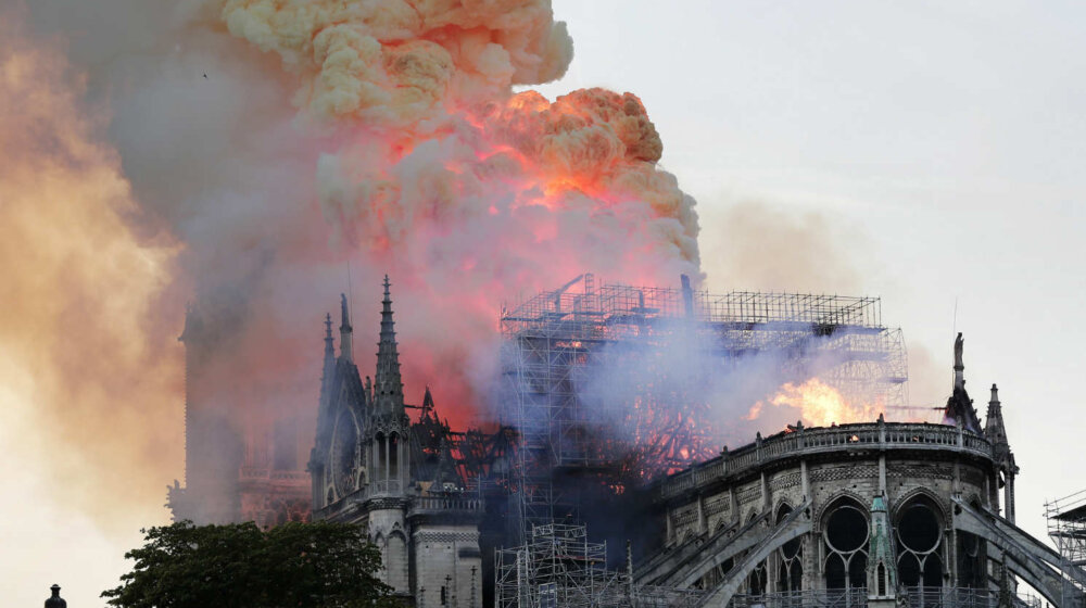 Prorežimski tabloidi slavili požar u Parizu 1