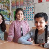 Deca u centru za azil u Krnjači dobila rančeve i školski pribor 7