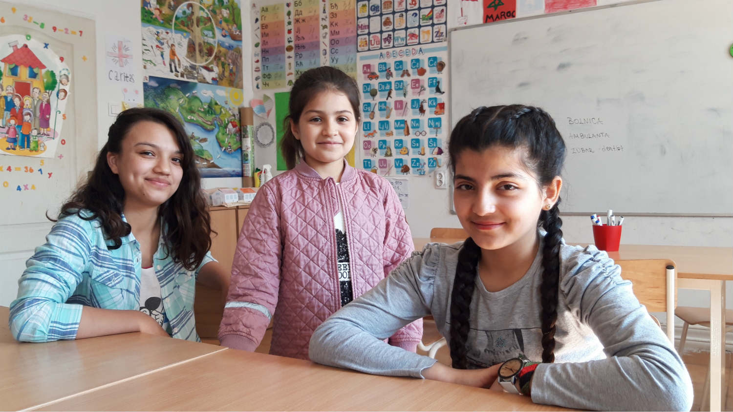 Deca u centru za azil u Krnjači dobila rančeve i školski pribor 1