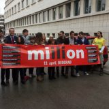 Novi Sad: Opozicioni poslanici performansom pozvali građane na veliki miting 13. aprila 15