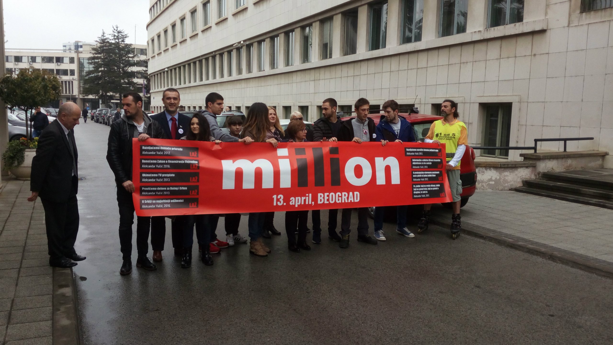 Novi Sad: Opozicioni poslanici performansom pozvali građane na veliki miting 13. aprila 1