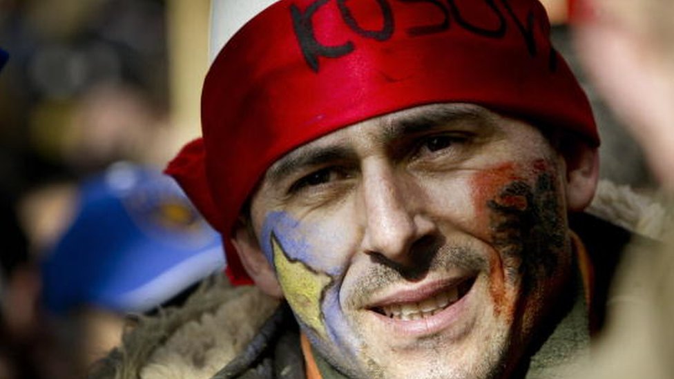 Nezavisno Kosovo, srpska crkva, Hilari Klinton i ratni zločinci: Šta je Vikiliks sve otkrio o Srbiji 2 Čovek sa zastavom Kosova i Albanije