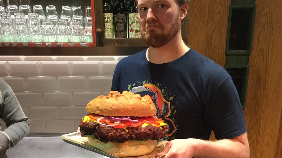 Andrej Sidorov drži burger od 5 kilograma