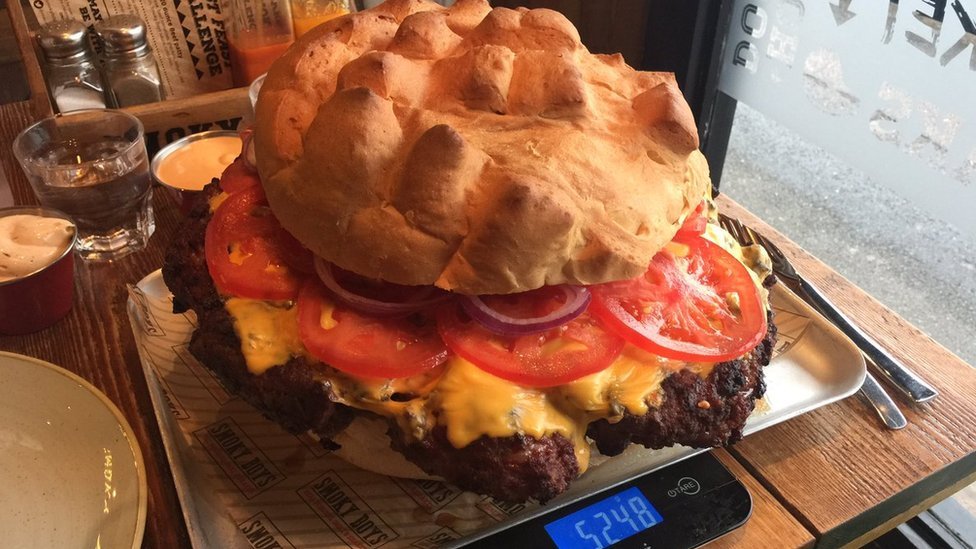 Džinovski burgeri među najpopularnijim su nagradnim izazovima u jelu u restoranskoj ponudi