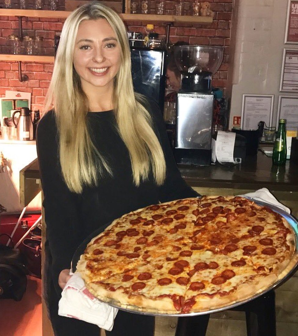 Kejt Ovens drži ogromnu picu