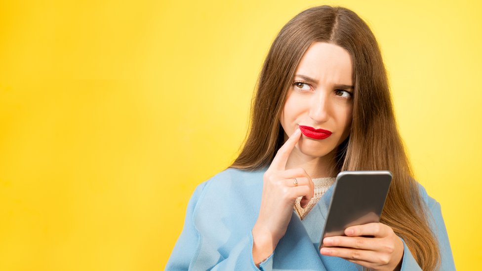 Zavisnost od telefona: Zašto Fejsbuk i Gugl pomažu korisnicima da provode manje vremena pred ekranom 1 Zbunjena žena sa telefonom