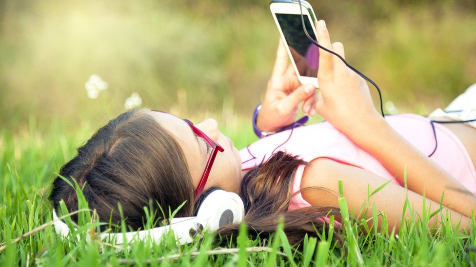 Zavisnost od telefona: Zašto Fejsbuk i Gugl pomažu korisnicima da provode manje vremena pred ekranom 5 Dete sa ajfonom