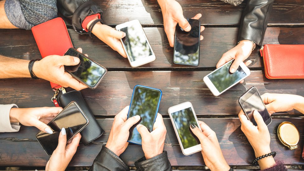 Zavisnost od telefona: Zašto Fejsbuk i Gugl pomažu korisnicima da provode manje vremena pred ekranom 2 Kompanije koriste psihološke trikove da vas prikuju za telefone