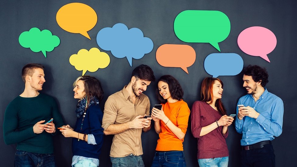 Bolja komunikacija u sedam koraka 1 grupa mladih ljudi razgovara u parovima, oblačići iznad njihovih glava, pozadina je crna