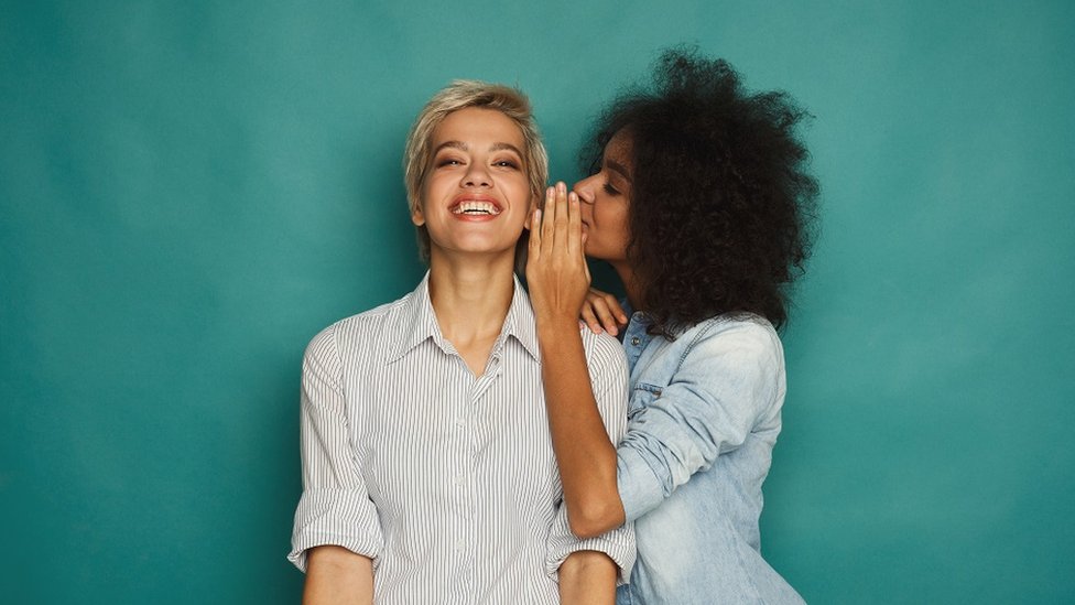 Bolja komunikacija u sedam koraka 2 Devojka šapuće drugoj