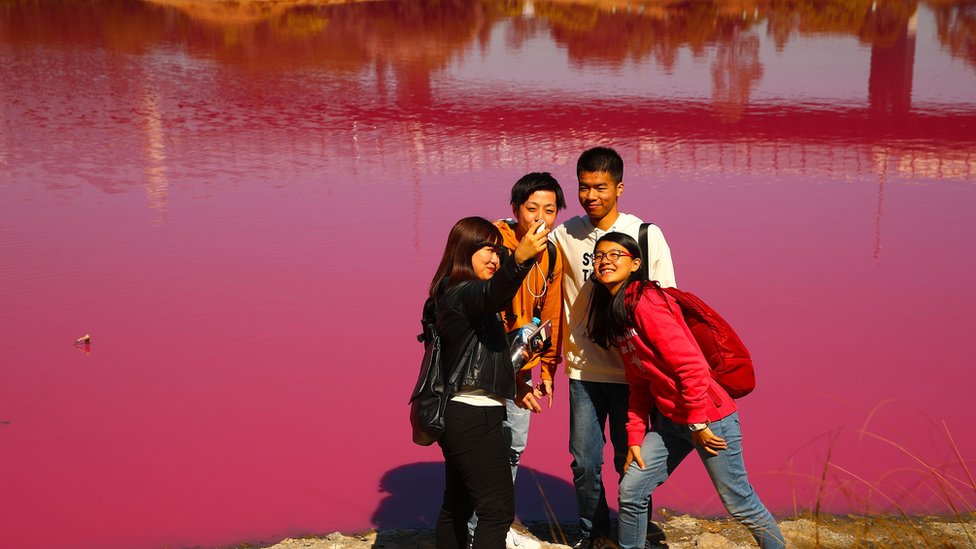 grupa turista ispred roze jezera