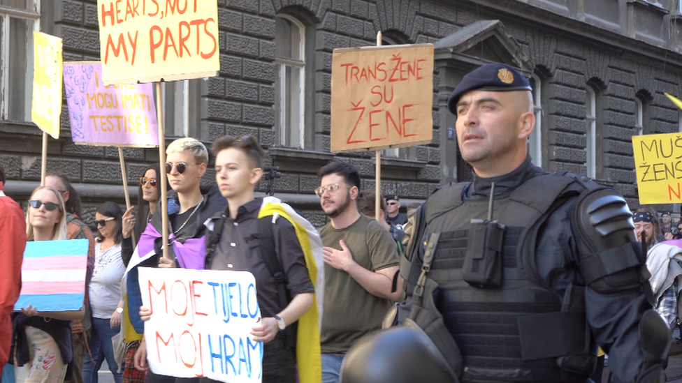 Policajac i učesnici Trans inter marša. Zagreb, mart 2019.