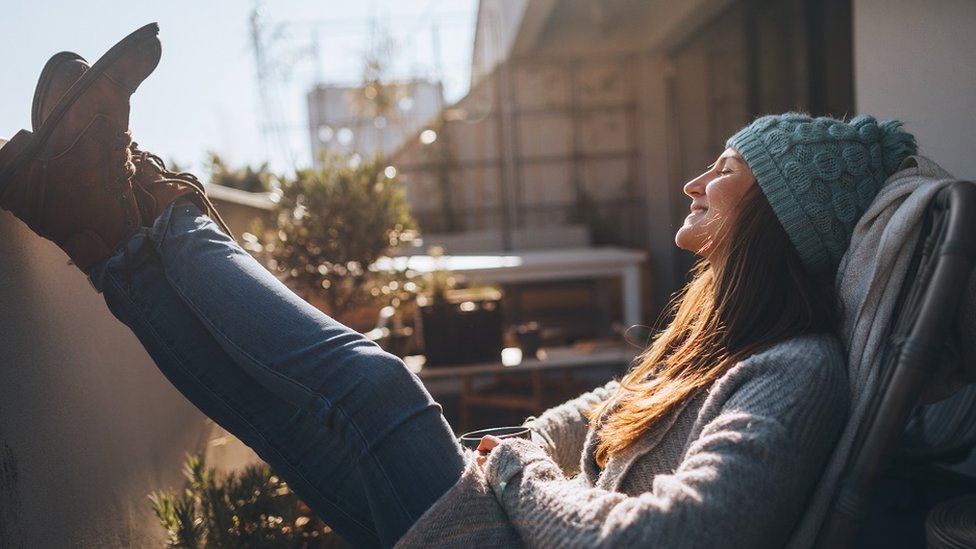 Zašto je ljudima neophodna svetlost: Jače kosti, sreća i dobar san 6 žena se sunča