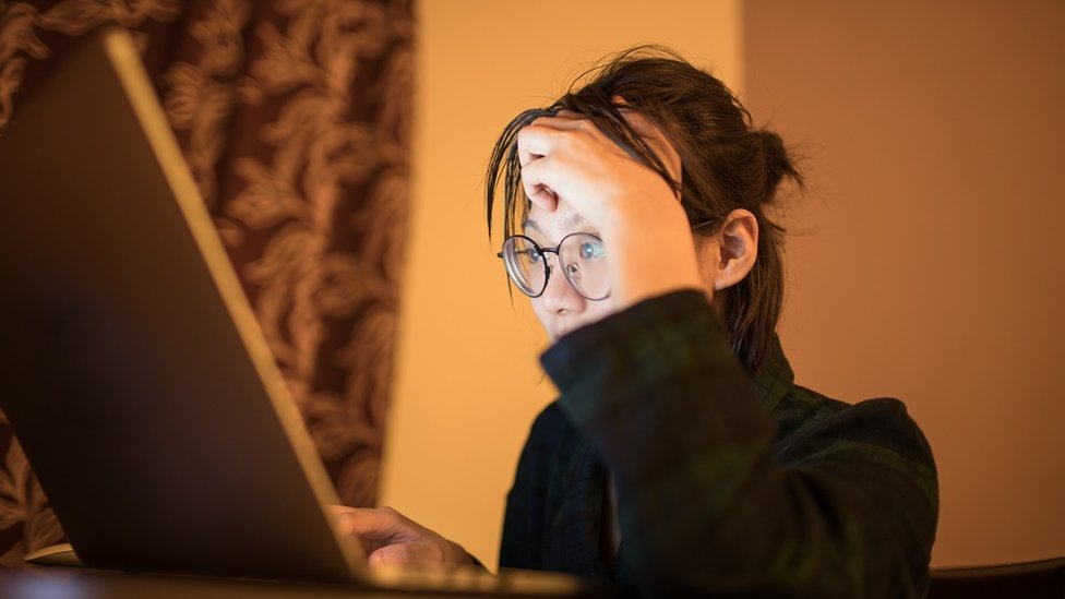 Zašto je ljudima neophodna svetlost: Jače kosti, sreća i dobar san 4 žena za laptopom